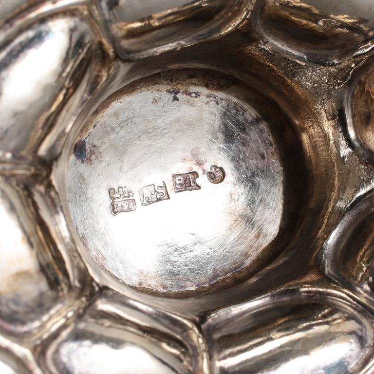 SKÅL med hänklar, silver. Sankt Petersburg, sannolikt, 1846. Vikt ca 189 gram.
