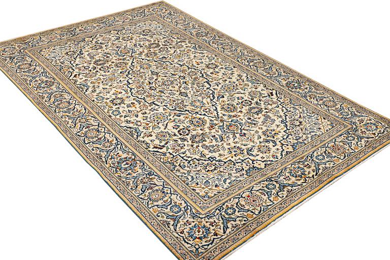 A Kashan carpet, a. 316 x 196 cm.