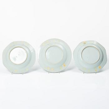 Stekfat samt tre tallrikar, kompaniporslin, Kina, Qingdynastin, 1700-tal.