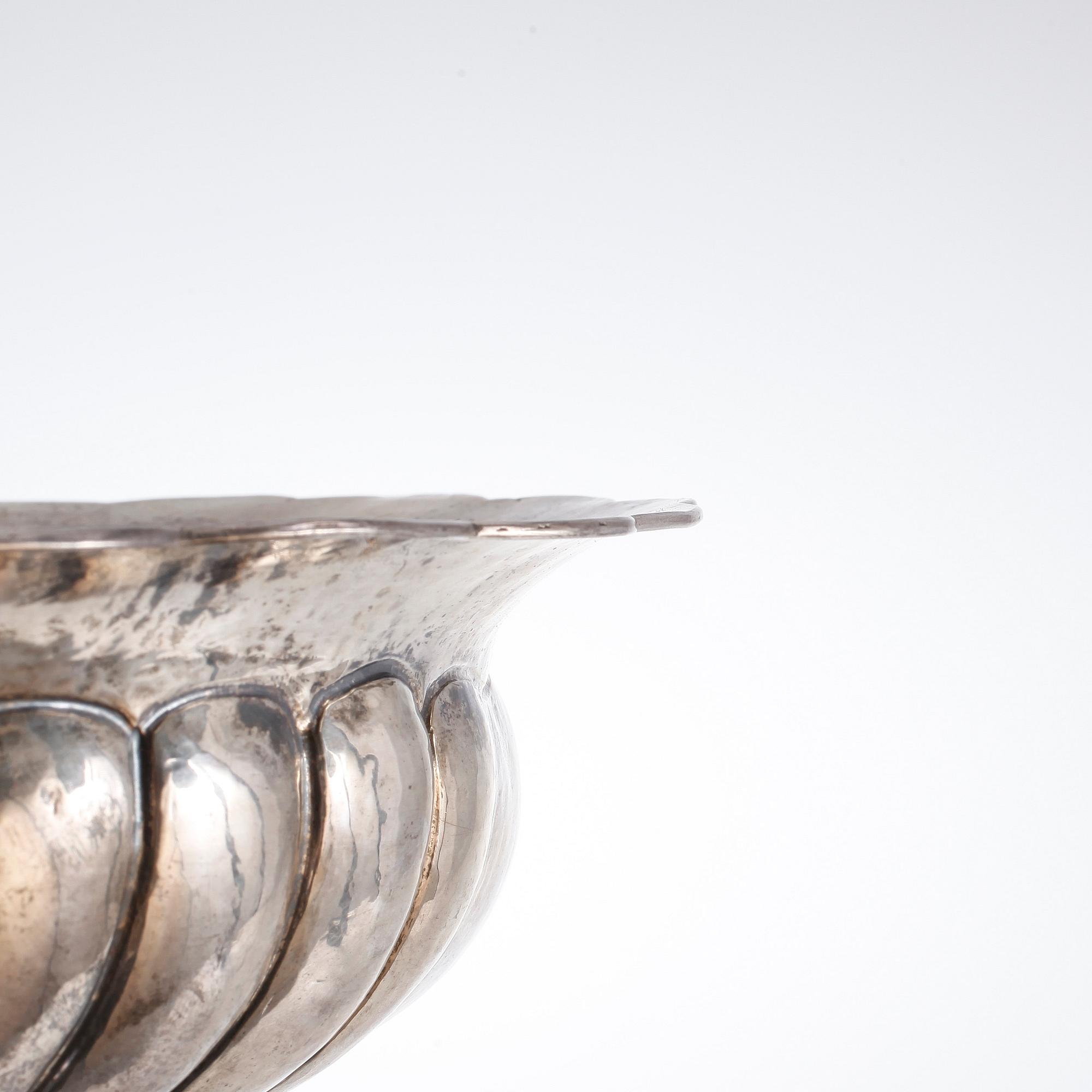 SKÅL, silver, med svenska kontrollstämplar, 1900-talets första hälft. Vikt ca 595 gram.