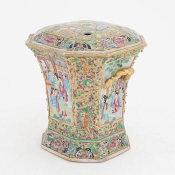 A Canton famillie rose tulip vase with liner, Qing dynasty, 19th Century.