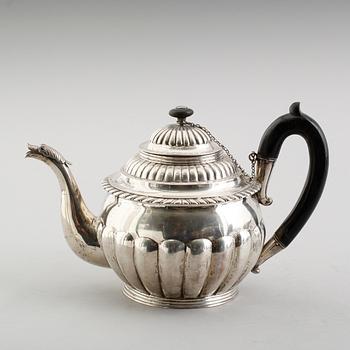 TEKANNA, silver, märkt Hildbrandt, möjligen Österike-Ungern, 1800-tal. Vikt ca 787 gram.