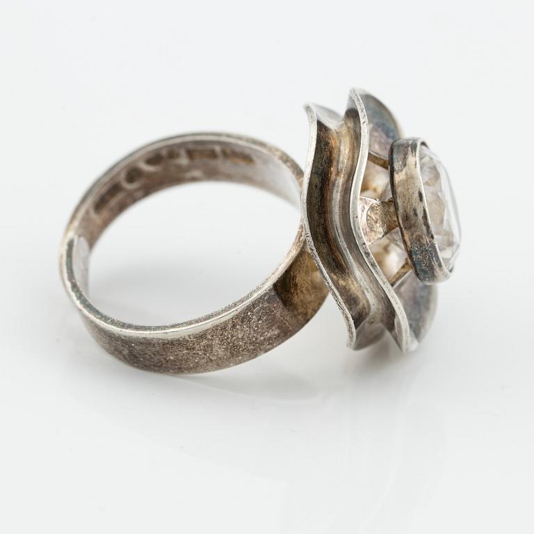 Armring och ring, silver och bergkristall och syntetisk vit sten.