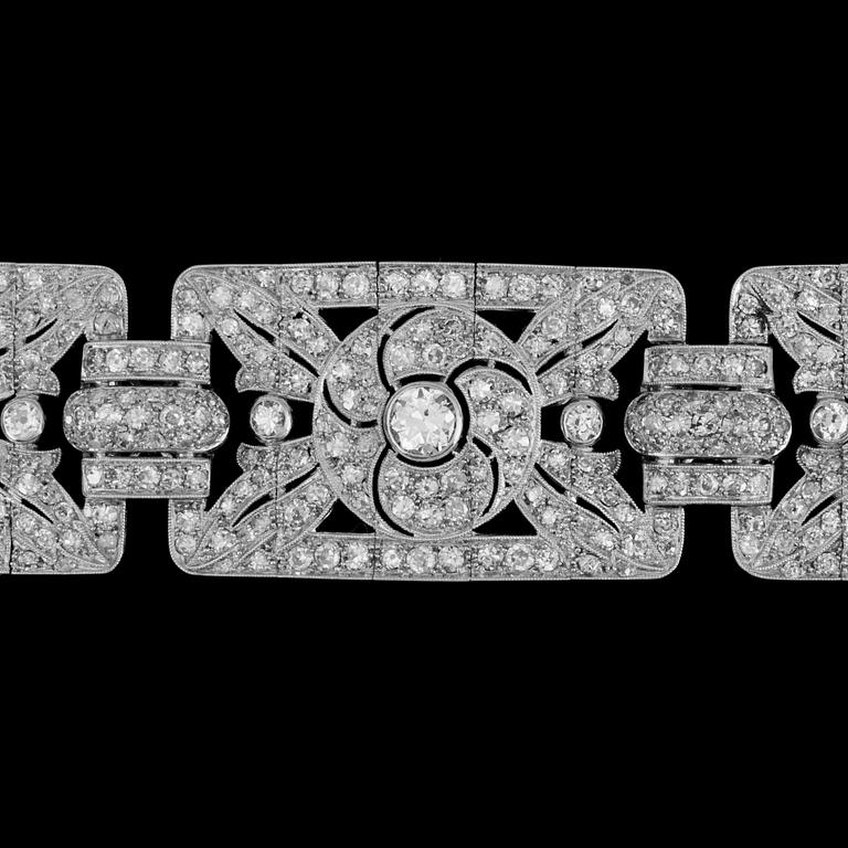 A brilliant- and old cut diamond Art Deco bracelet, tot. app. 22.50 cts.