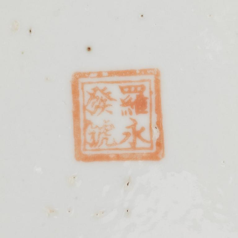 A group of two famille rose jars with covers, Qing dynasty, late 19th century.