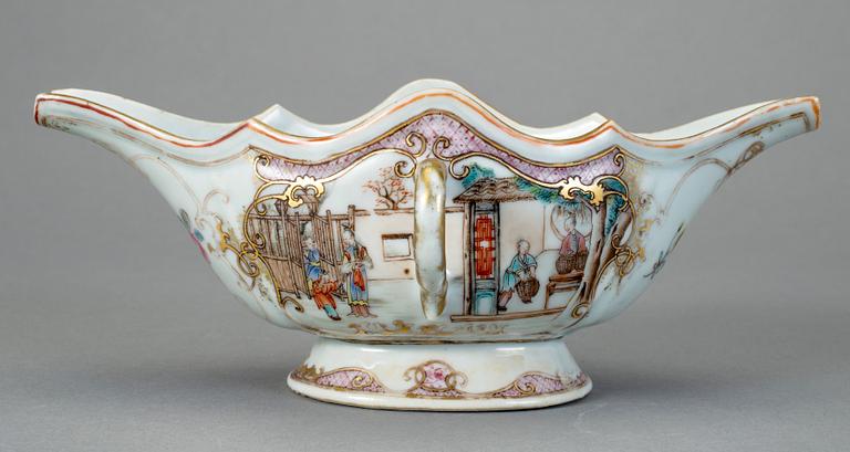 SÅSSNIPA SAMT TALLRIK. Porslin, Kina, Qianlong (1736-95).