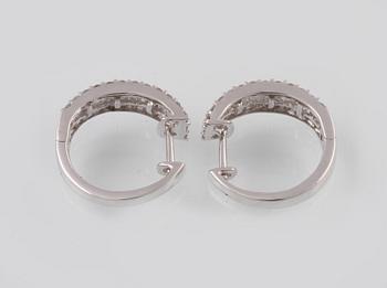 ÖRHÄNGEN, 18K vitguld med briljant och baguettslipade diamanter ca 0.67 ct. Vikt 2,9 gram.