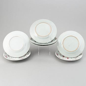 A set of 7 famille rose dinner plates, Qing dynasty, Qianlong (1736-95).