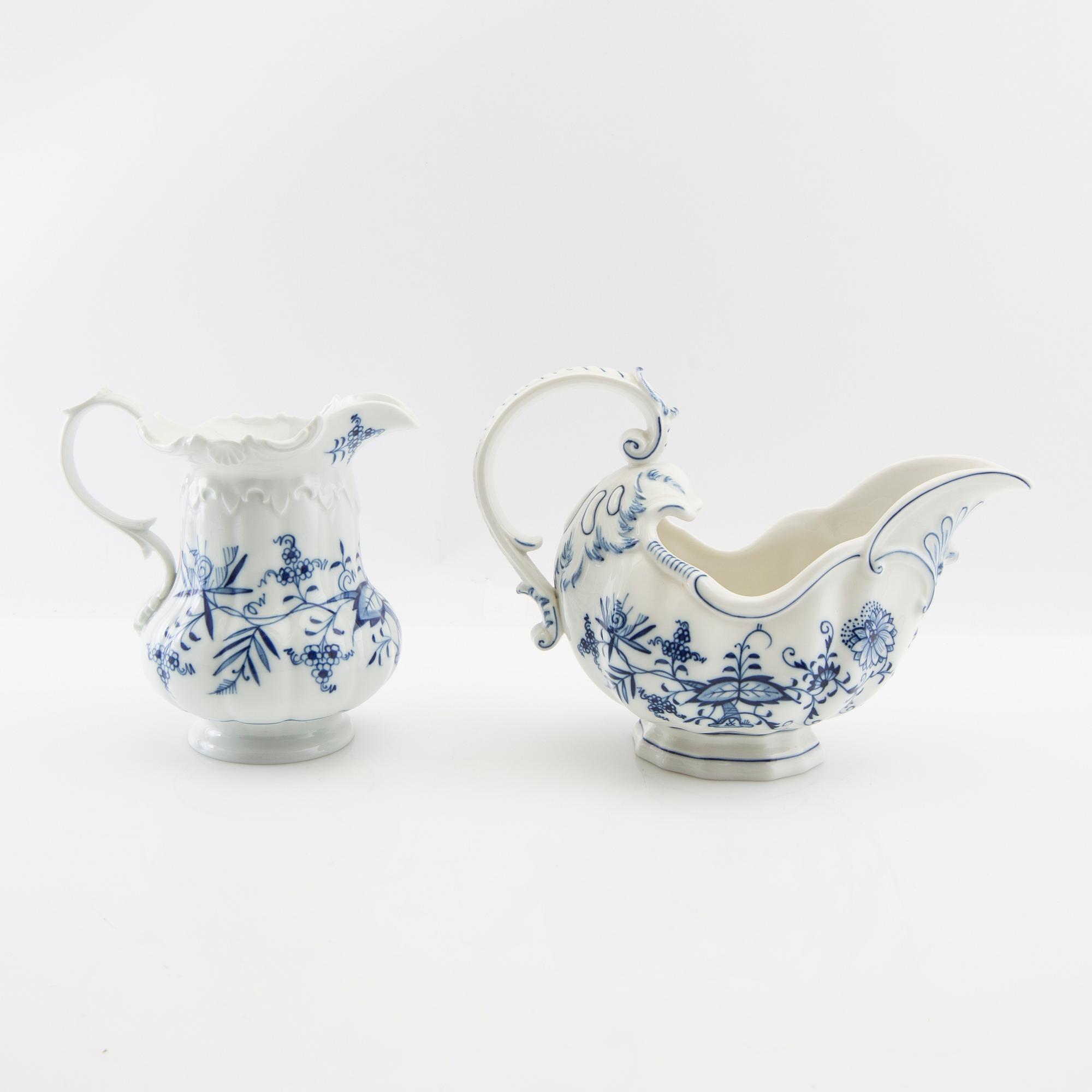 Service 89 pcs "Onion Pattern" Meissen, second half of the 20th century.