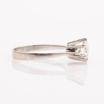Ring, 14K gold with brilliant-cut diamond.