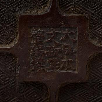 NARCISSKÅL/YTTERFODER, brons. Japan, Meiji (1868-1912).