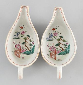 A pair of famille rose sauceboats, Qing dynasty, Qianlong (1736-95). (2).