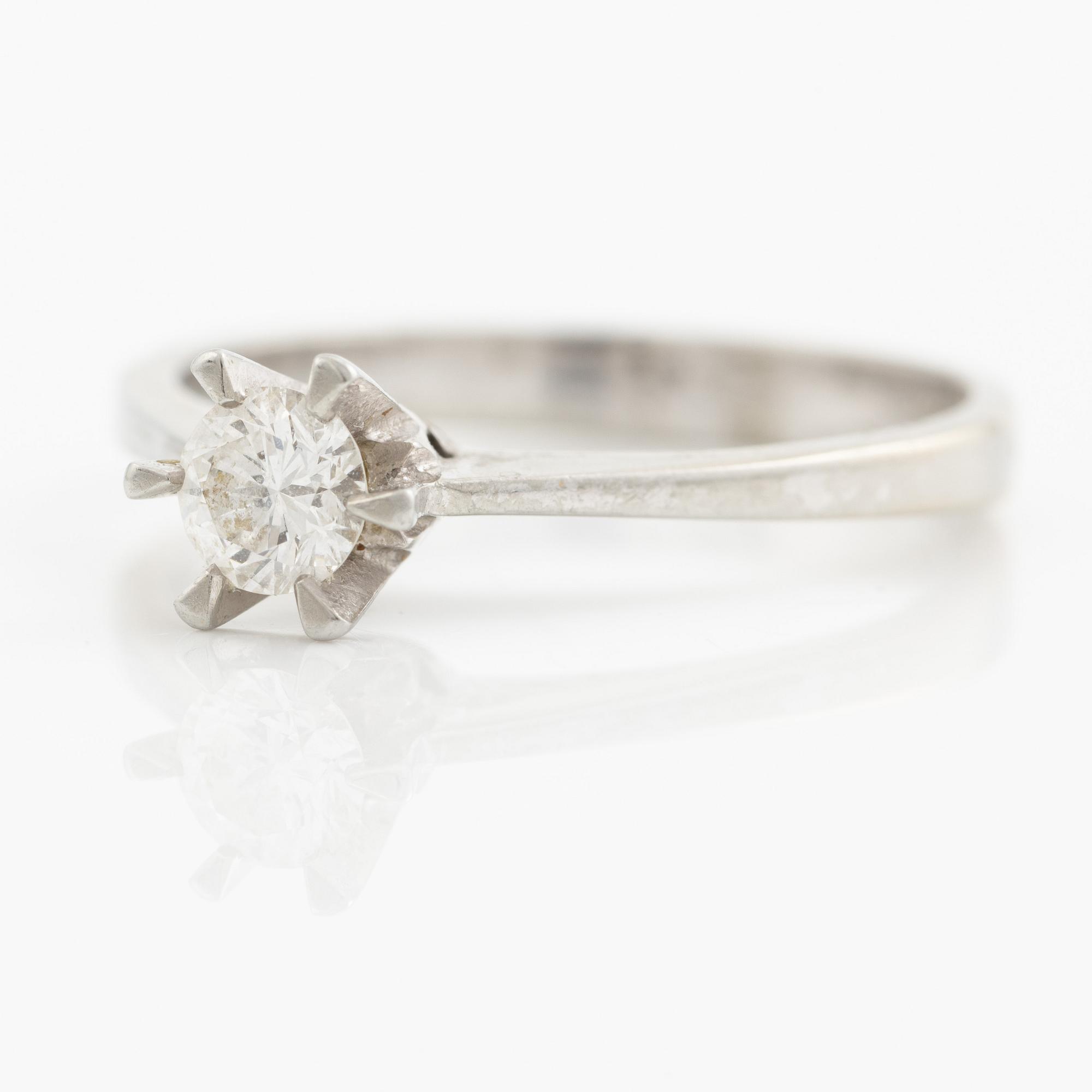 Ring, 18K vitguld med briljantslipad diamant.