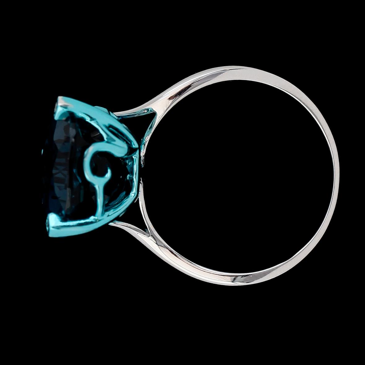 RING, 14K vitguld, blå topas samt diamanter.