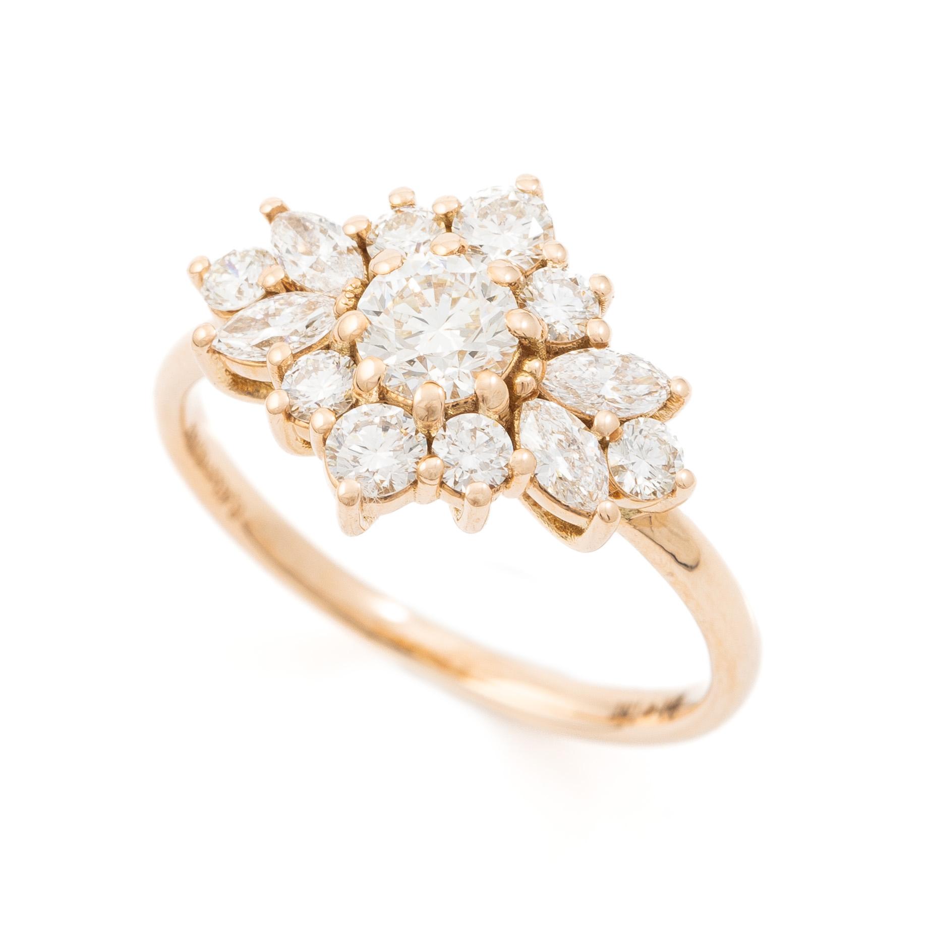 Ring 14K roséguld i form av blomma med briljantslipade och markisslipade diamanter.