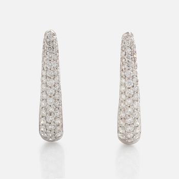 Earrings, with brilliant-cut diamonds.