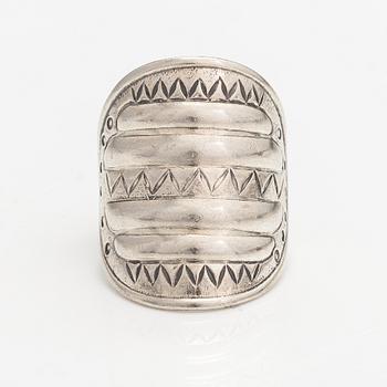 Ring, "Ring från Bjärnå", modell 111, sterlingsilver. Kalevala Koru, Helsingfors 2004.