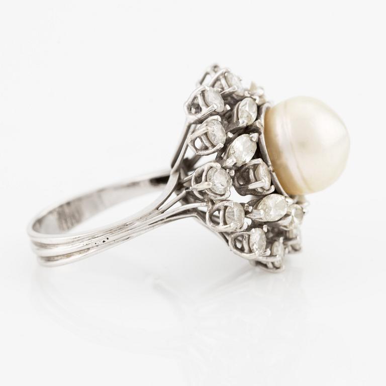 Ring, cocktail ring, 18K white gold with marquise and brilliant cut diamonds and a pearl.