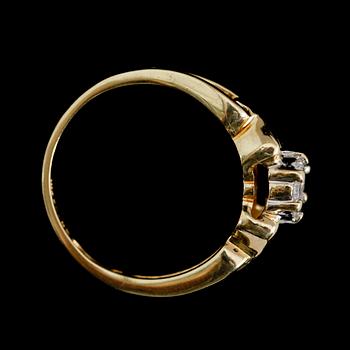 RING, 14 k guld, 7 mindre diamanter. Total vikt ca 3 g.