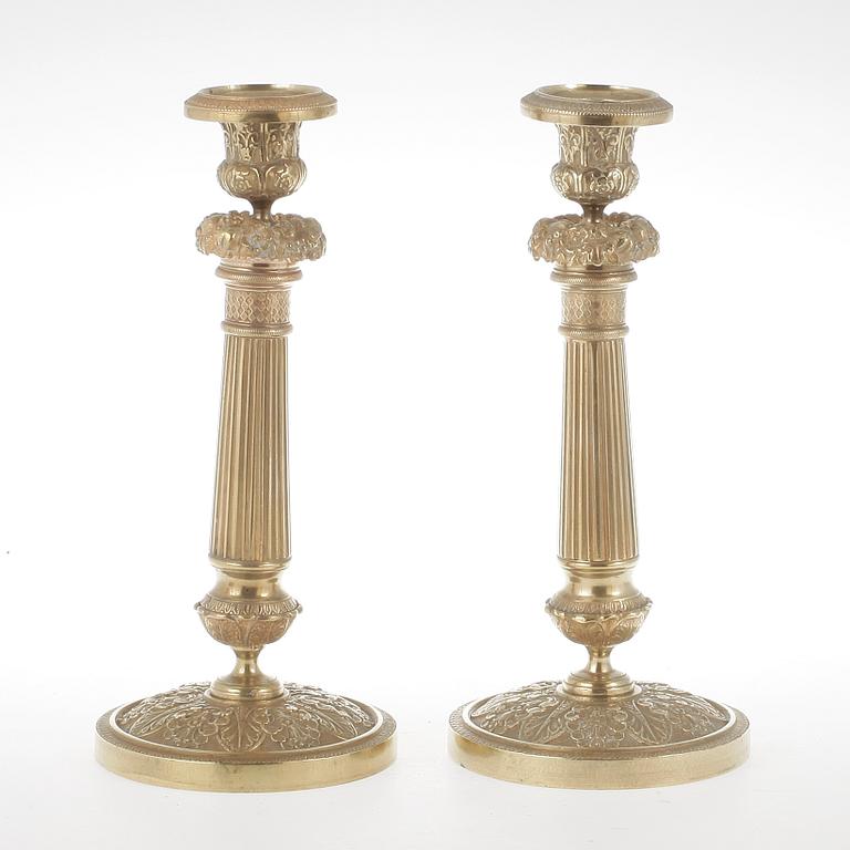 LJUSSTAKAR, ett par, mässing, senempire, 1800-talets första hälft/mitt.
