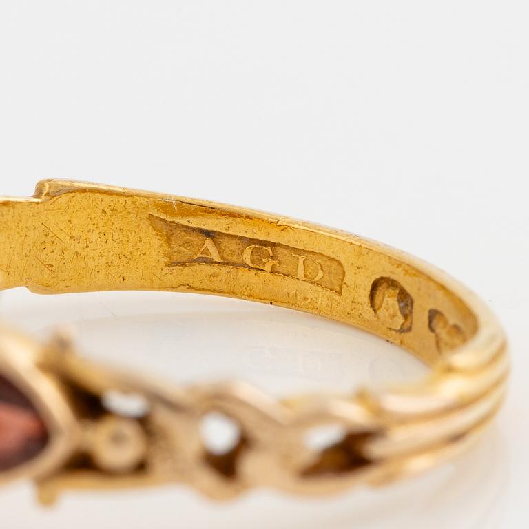 Ring 23K gold with garnets and pearls.