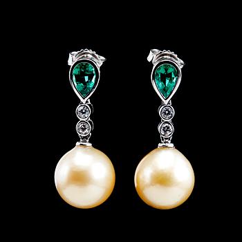 121. A PAIR OF EARRINGS, yellow South Sea pearls Ø 10 mm, drop cut Colombian emeralds 0.75 ct.