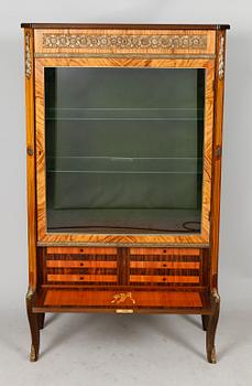 VITRINSKÅP, gustaviansk stil, 1900-talets andra hälft.