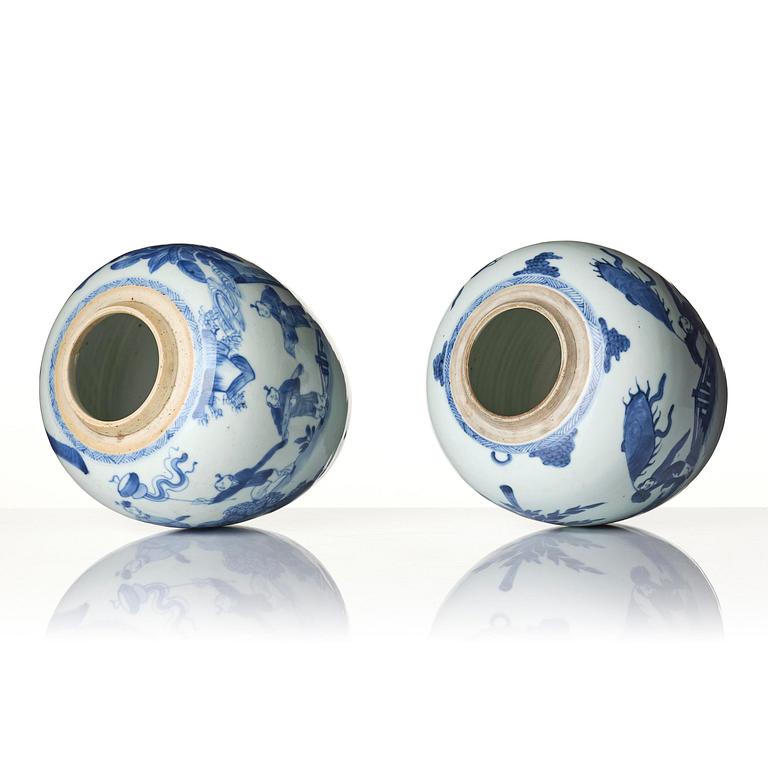 Urnor, två stycken snarlika, porslin. Qingdynastin, Kangxi (1662-1722).