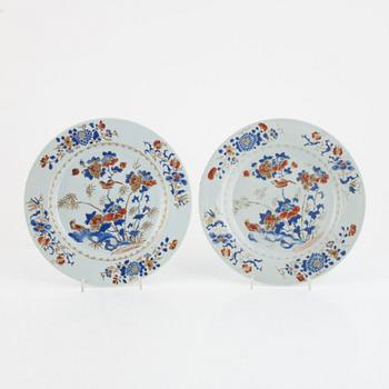 A group of five (2+2+1) Chinese exportporcelain plates, Qing dynsaty, Qianlong (1736-95).