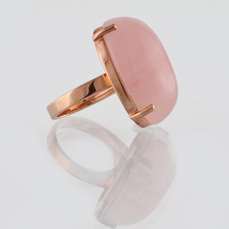 RING, 18K roséguld troligtvis med cabochonslipad rosa kvarts.  Vikt 12,6 gram.