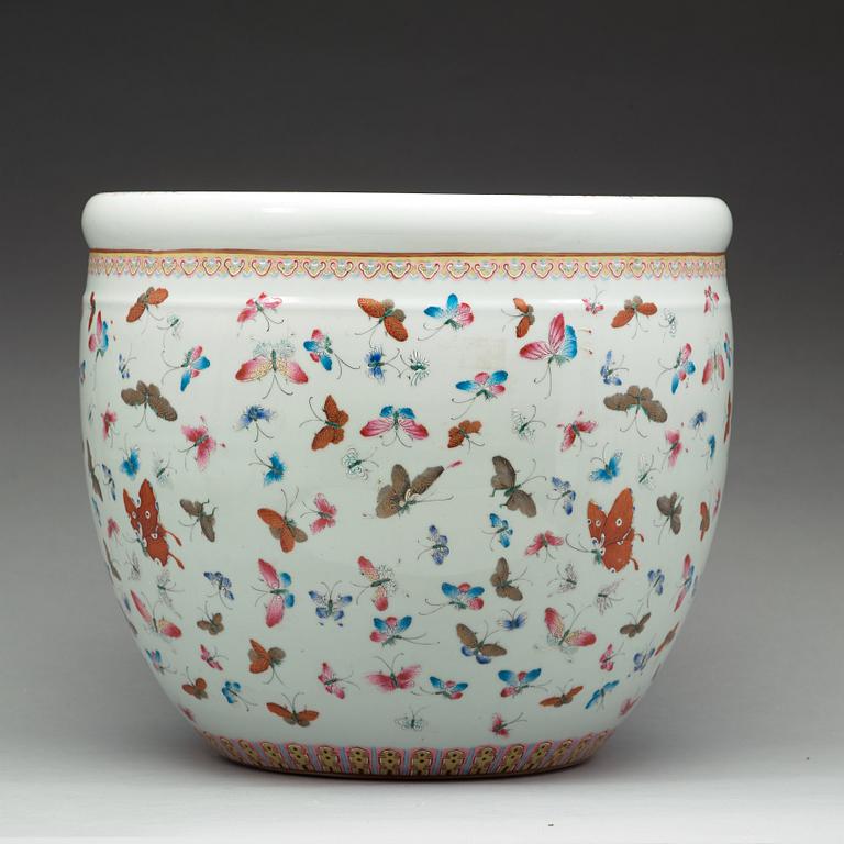 A famille rose flower pot, late Qing dynasty, circa 1900.