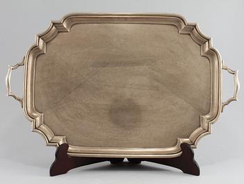 BRICKA, silver, troligen William Lister & Sons, London, 1919. Vikt ca 3500 g.