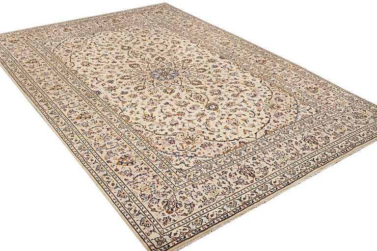 A Kashan carpet, c. 355 x 242 cm.