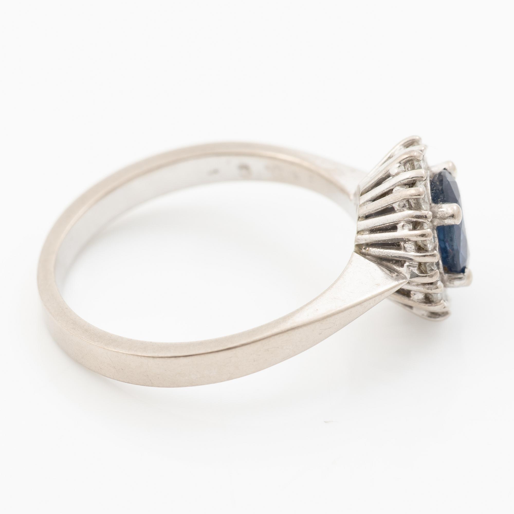 Ring 18K vitguld med blå safir och runda briljantslipade diamanter.