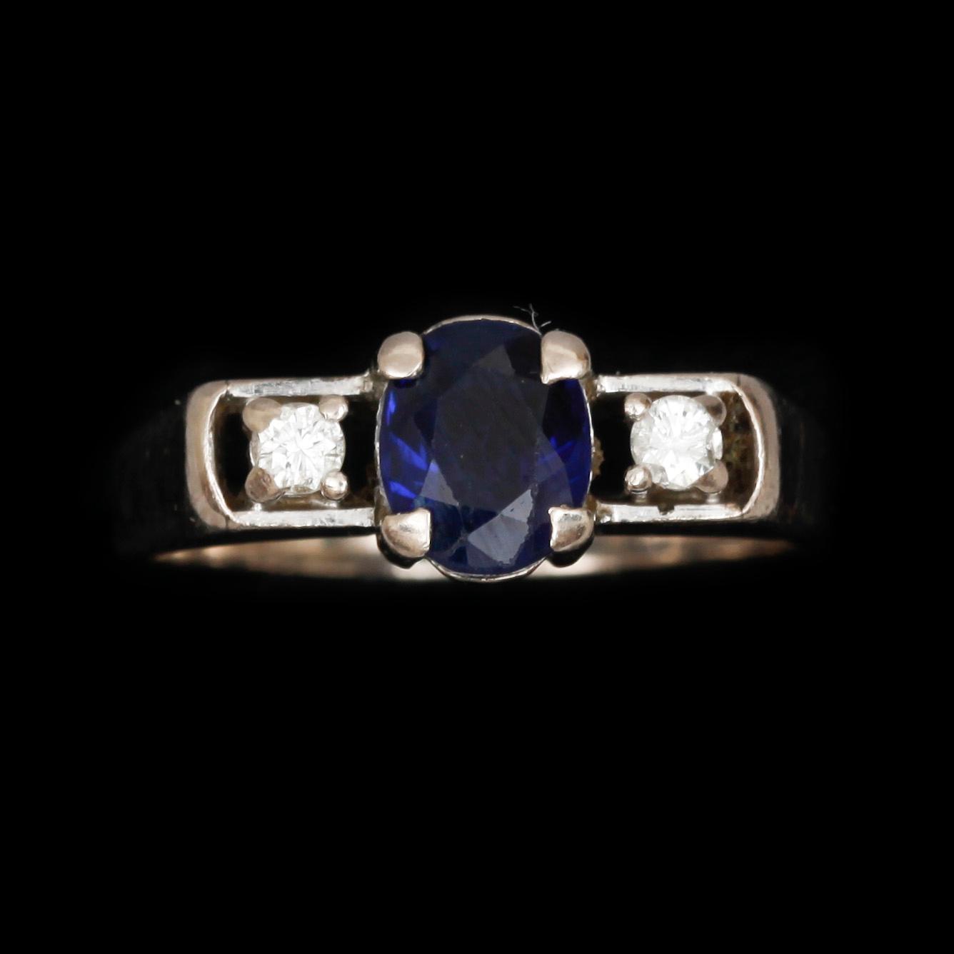 RING, stämplad 14k vitguld med briljantslipade diamanter tot ca 0,10 ct samt blå safir. Vikt 3 g.