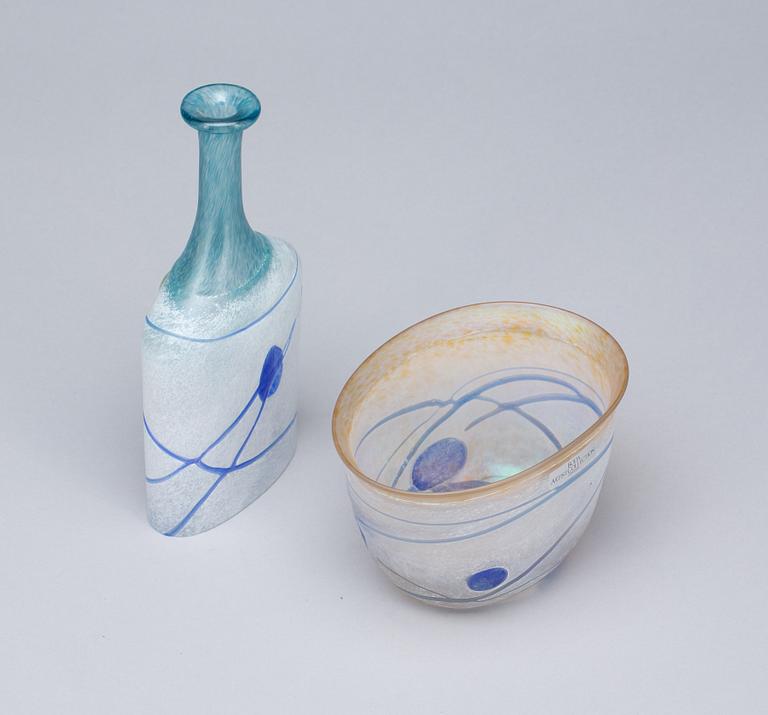 SKÅL SAMT FLASKA, glas, Bertil Vallien, Kosta Boda, signerade, Artist Collection.