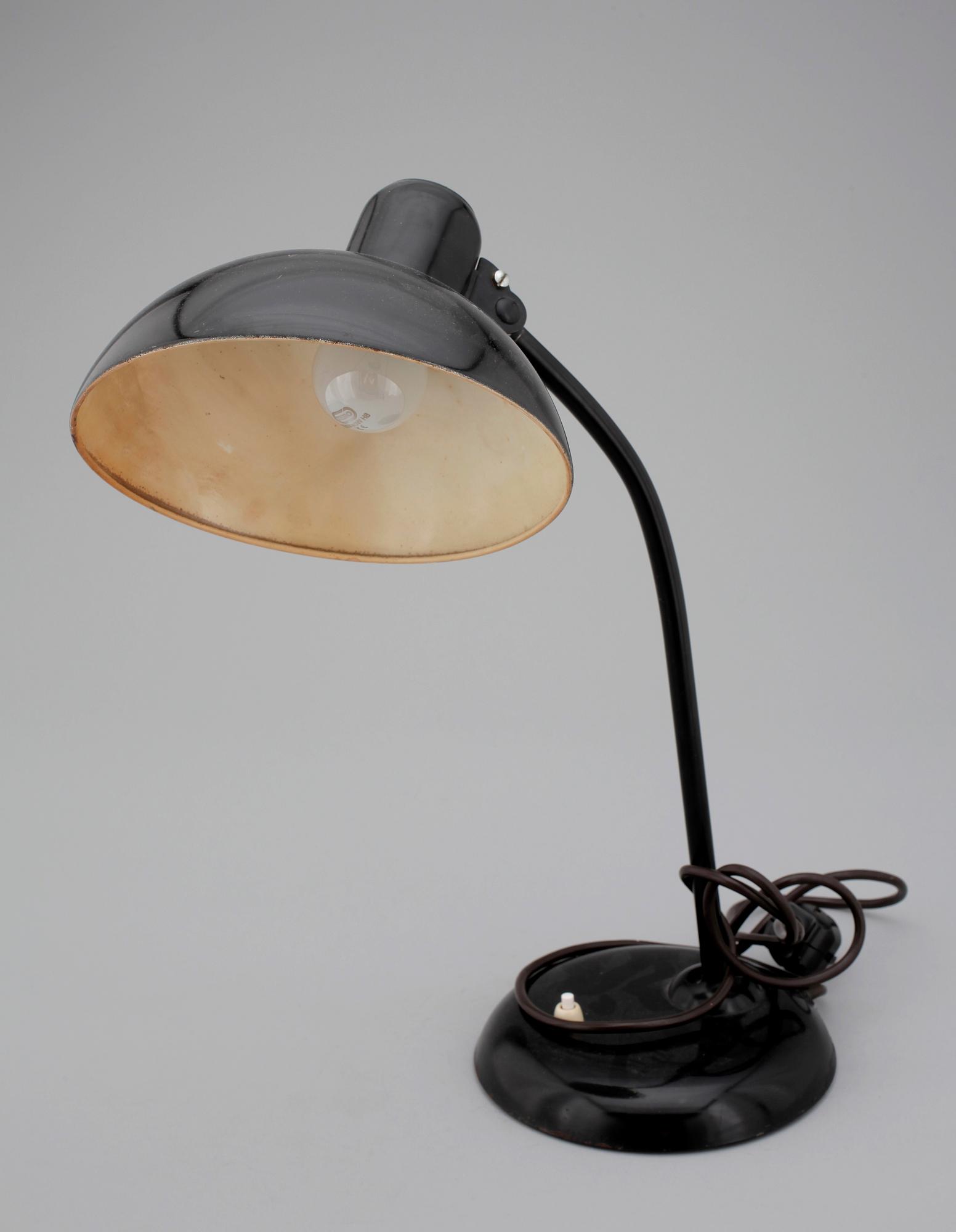 BORDSLAMPA. Christian Dell, Kaiser Gebr. Modellen formgiven 1936.