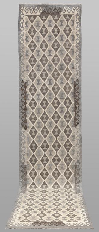 A Kilim runner carpet. 393 x 89 cm.