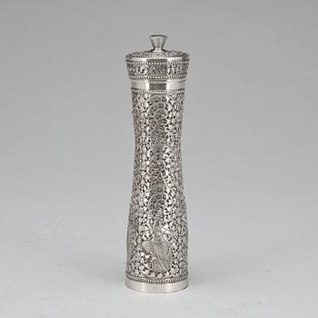 PEPPARKVARN , silver. Rokokostil, otydlig silverhaltstämpel.