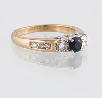 RING, 14K guld med fasettslipad  blå safir samt 8 briljantslipade diamanter ca 0.50 ct S&S Jewellery. Vikt 4,4 gram.