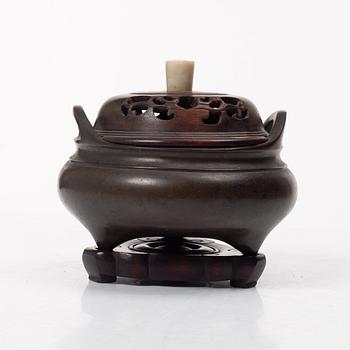 Rökelsekar med lock och ställ, brons, Kina, tidigt 1900-tal.