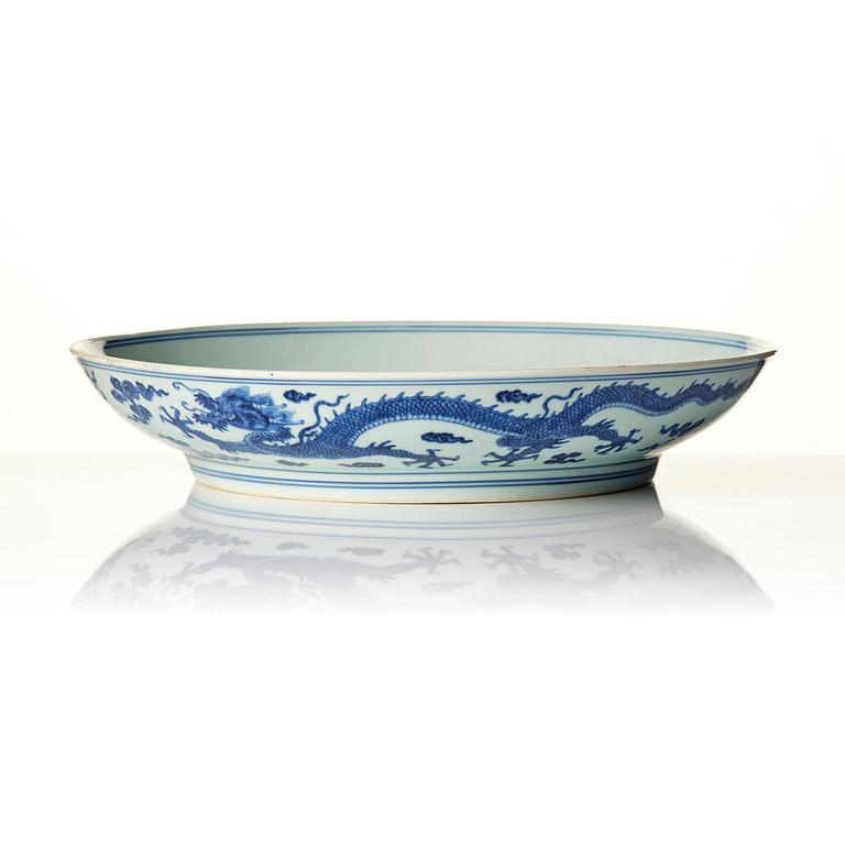 A blue and white 'dragon' dish, Qing dynasty, 18th century.