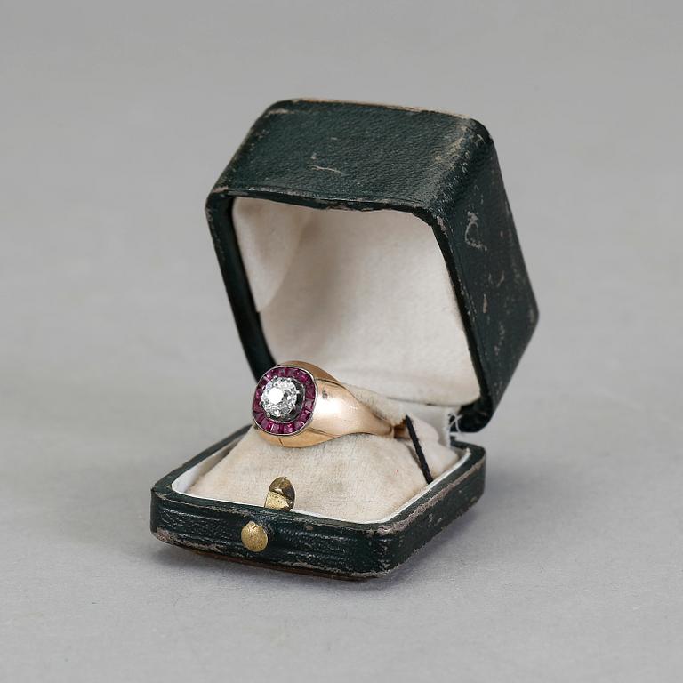 RING med gammalslipad diamant, cirka 0.80 ct, samt rubiner. Ryssland 1899-1908.