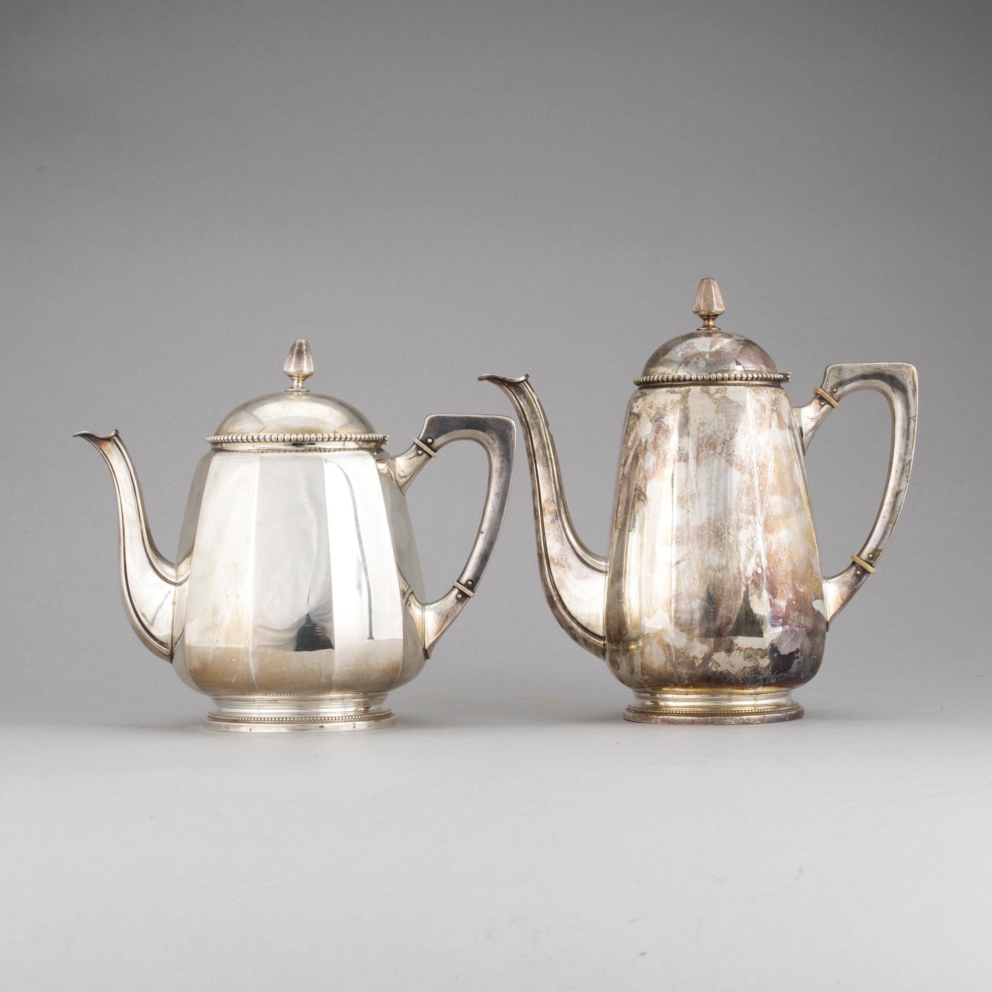 KAFFEKANNA OCH TEKANNA, silver, C.G Hallberg, Stockholm, 1920-23. Vikt ca 1042 g.