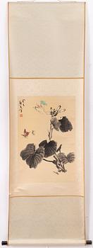 Oidentifierad konstnär, Gräshoppa och fjärilar invid planta.