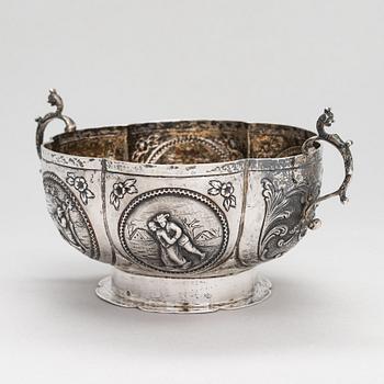 A Dutch silver bowl from 1905.