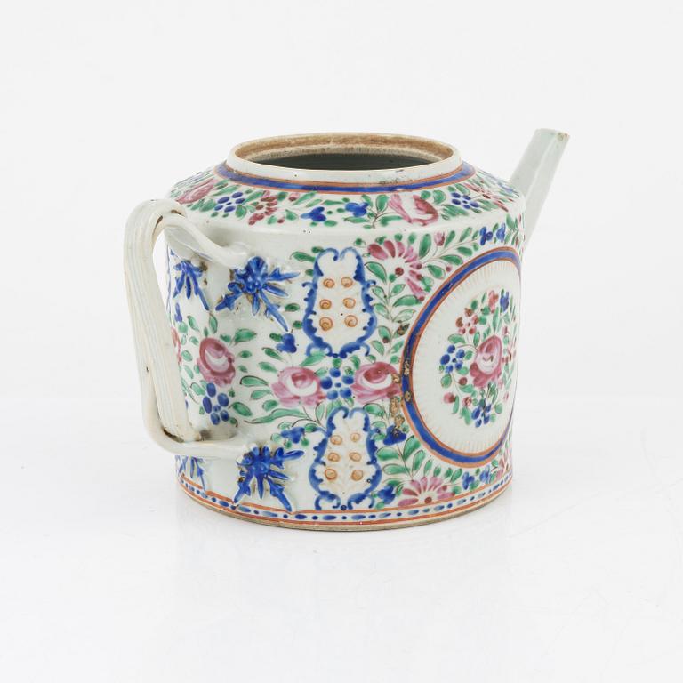 A famille rose tea pot without cover, Qing dynasty, early 19th Century.