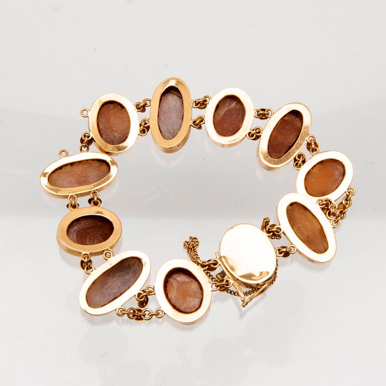 An 18K gold with shell cameo bracelet by Harald Nilsson Malmö 1932.