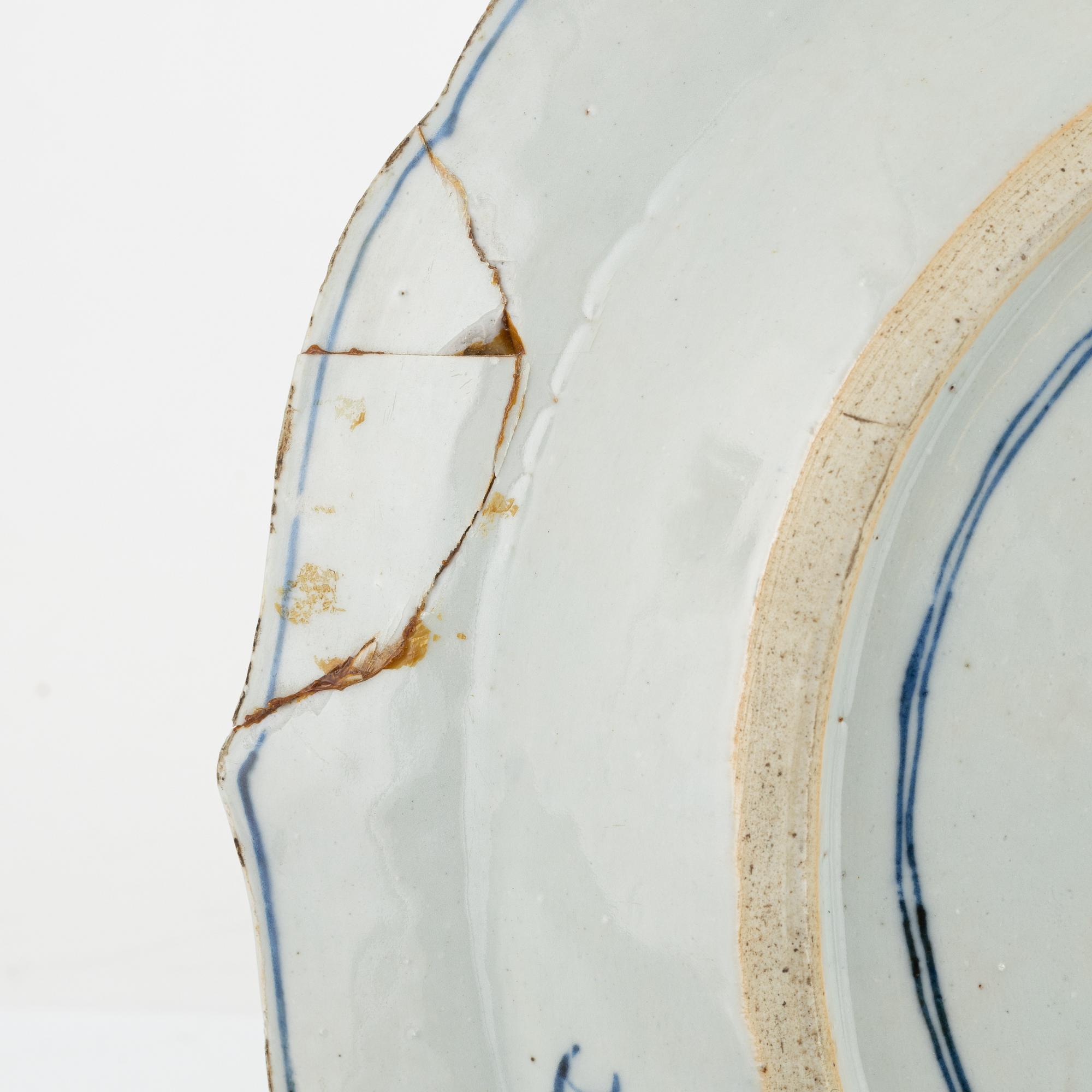 A blue and white Chinese porcelain charger, Qing Dynasty, Qianlong (1736-95).