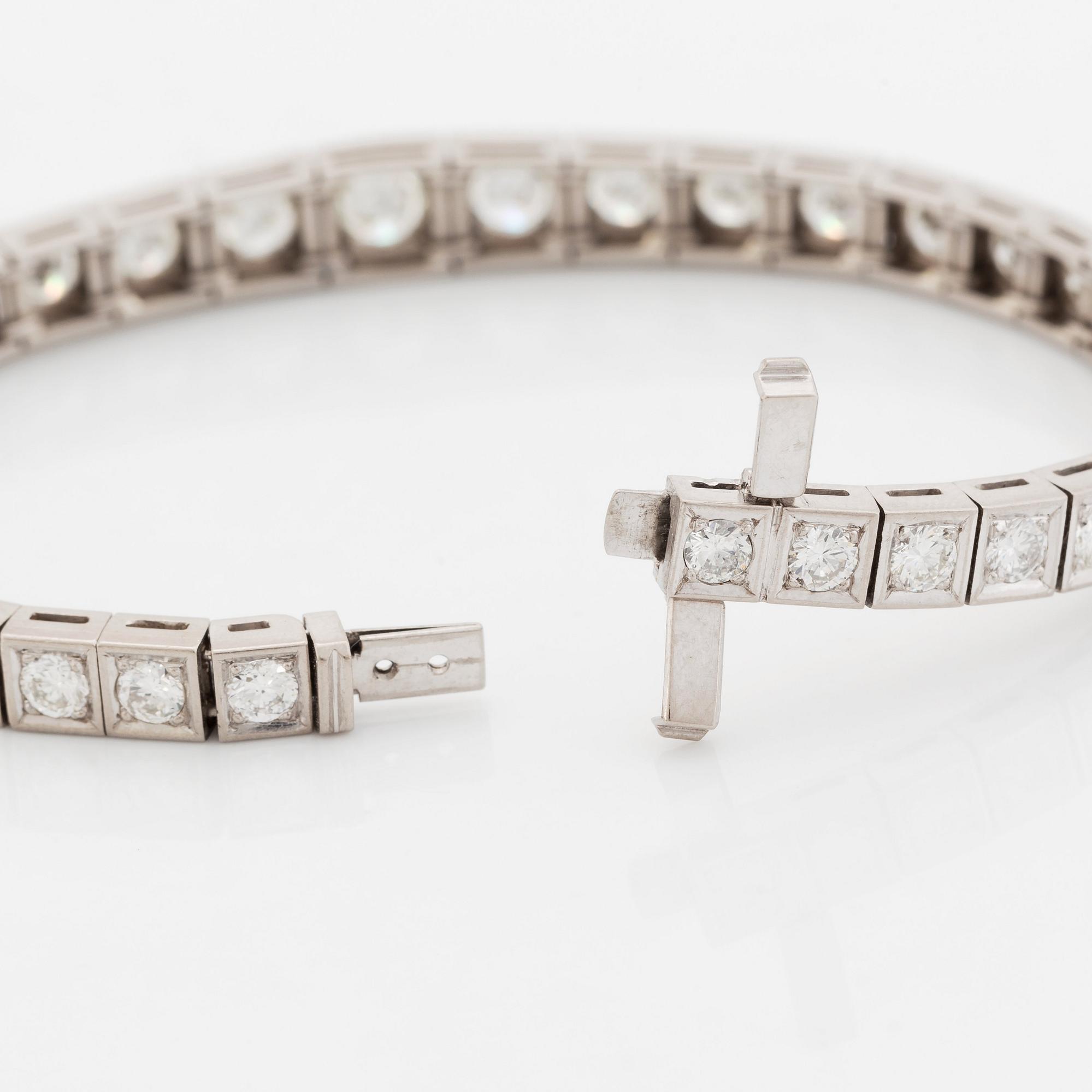 An 18K white gold bracelet set with round brilliant-cut diamonds.